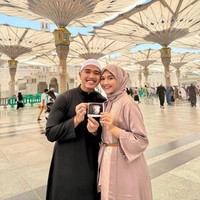 Melalui akun Instagram pribadi masing-masing, Erina Gudono dan Kaesang Pangarep mengumumkan kabar sedang menantikan kehadiran anak pertama pada Mei lalu. Mereka mengunggah foto saat sedang beribadah umrah. Memegang foto USG, menantu Presiden Jokok Widodo ini mengenakan gamis berwarna lavender yang dipadukan dengan slim-belt. (Foto: Instagram kaesangp/erinagudono)