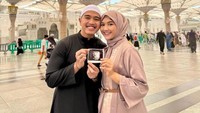 Kaesang mengungkap kehamilan istrinya memasuki trimester kedua. Kabar ini semakin spesial karena dibagikan ketika mereka tengah umrah. Foto: Instagram kaesangp/erinagudono/kaesang_erina_