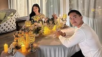Keduanya sering membagikan momen kulineran bersama. Salah satunya ketika merayakan ulang tahun pernikahan dengan agenda candle light dinner seperti ini. Foto: Instagram kaesangp/erinagudono/kaesang_erina_