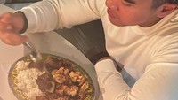 Candle light dinner ternyata berubah jadi makan serius dengan versi prasmanan nih. Bahkan Kaesang juga melengkapinya dengan kerupuk. Nyamm! Foto: Instagram kaesangp/erinagudono/kaesang_erina_