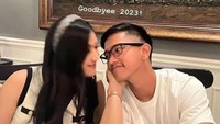 Kalau ini momen romantis Kaesang dan Erina saat menghabiskan akhir tahun 2023 bersama. Mereka santap di restoran dengan piring kecil di atas meja seperti tempat mengoles butter. Foto: Instagram kaesangp/erinagudono/kaesang_erina_