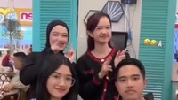 Santap malam bareng konten kreator di Medan, Erina dan Kaesang sempatkan bikin TikTok nih! Terlihat masih ada suguhan camilan di atas meja. Foto: Instagram kaesangp/erinagudono/kaesang_erina_