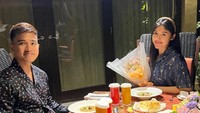 Lagi-lagi Kaesang dan Erina makan malam berdua. Kali ini Erina mendapat buket bunga dari sang suami yang romantis! Foto: Instagram kaesangp/erinagudono/kaesang_erina_
