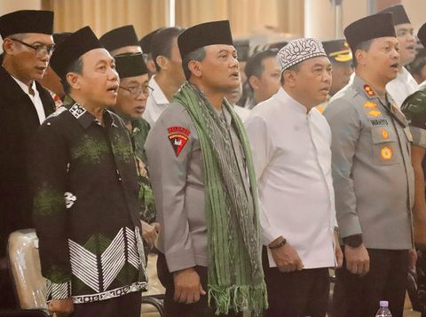 Kapolda Jateng Irjen Ahmad Luthfi menghadiri deklarasi Pilkada Damai oleh tokoh NU dan Muhammadiyah Jepara di wilayah Desa Bandengan, Kabupaten Jepara. Minggu (12/5/2024).