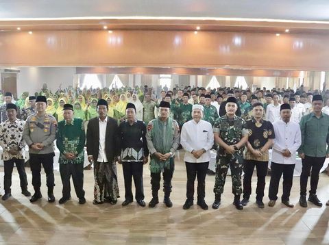 Kapolda Jateng Irjen Ahmad Luthfi menghadiri deklarasi Pilkada Damai oleh tokoh NU dan Muhammadiyah Jepara di wilayah Desa Bandengan, Kabupaten Jepara. Minggu (12/5/2024).