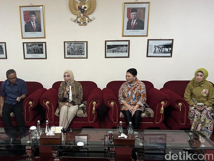 Ketua Harian Dekranas Tri Suswati Tito Karnavian (tengah) saat jumpa pers di Kota Solo, Minggu (12/5/2024).