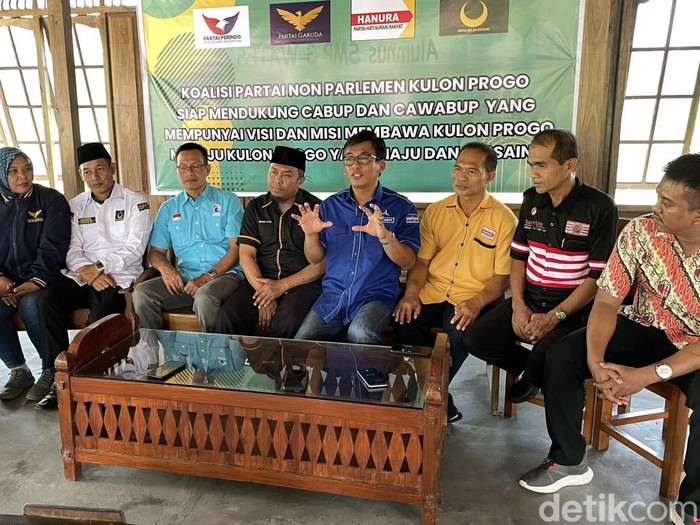 Koalisi 9 Parpol Non Parlemen saat memberikan keterangan pers di Kabupaten Kulon Progo, Daerah Istimewa Yogyakarta, Minggu (12/5/2024).