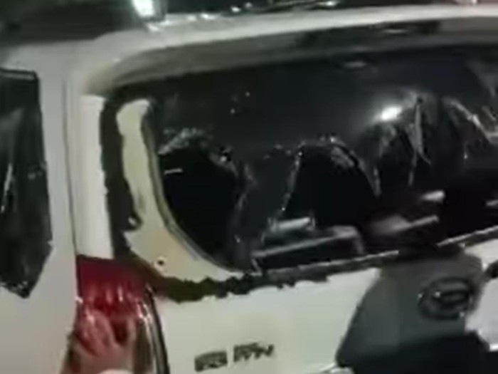 Kondisi mobil yang pengemudinya tepergok mesum rusak usai menjadi amukan warga