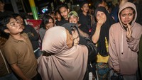 Sejumlah orang tua dan kerabat langsung menjemput para korban selamat.