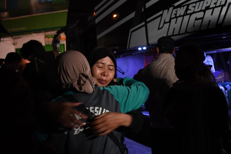 Siswi yang selamat dari kecelekaan bus pariwisata di Desa Palasari, Kecamatan Ciater, Kabupaten Subang, berada di dalam bus setibanya di Depok, Jawa Barat, Minggu (12/5/2024). Data sementara Dinas Kesehatan Kabupaten Subang mencatat korban meninggal dunia sebanyak 11 orang yakni 10 siswa SMK Lingga Kencana Depok dan satu pengendara sepeda motor. ANTARA FOTO/Erlangga Bregas Prakoso/Spt.