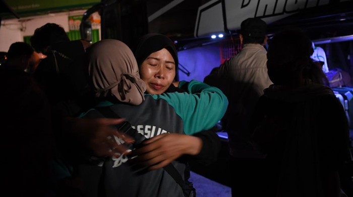Siswi yang selamat dari kecelekaan bus pariwisata di Desa Palasari, Kecamatan Ciater, Kabupaten Subang, berada di dalam bus setibanya di Depok, Jawa Barat, Minggu (12/5/2024). Data sementara Dinas Kesehatan Kabupaten Subang mencatat korban meninggal dunia sebanyak 11 orang yakni 10 siswa SMK Lingga Kencana Depok dan satu pengendara sepeda motor. ANTARA FOTO/Erlangga Bregas Prakoso/Spt.