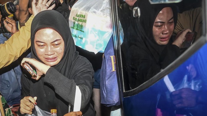 Siswi yang selamat dari kecelekaan bus pariwisata di Desa Palasari, Kecamatan Ciater, Kabupaten Subang, berada di dalam bus setibanya di Depok, Jawa Barat, Minggu (12/5/2024). Data sementara Dinas Kesehatan Kabupaten Subang mencatat korban meninggal dunia sebanyak 11 orang yakni 10 siswa SMK Lingga Kencana Depok dan satu pengendara sepeda motor. ANTARA FOTO/Erlangga Bregas Prakoso/Spt.