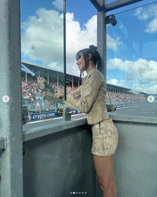 isa BLACKPINK jadi idol KPop pertama yang mengibarkan chequered flag di pertandingan F1. Hanya segelintir artis dunia yang pernah melakukannya. Seperti David Beckham, Tom Holland, dan Justin Bieber. Foto: dok. Instagram @lalalalisa_m