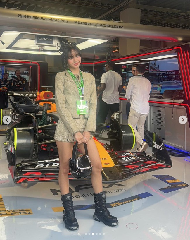 “Honored to wave the flag at my first @f1” tulis Lisa BLACKPINK sebagai caption, saat membagikan foto-fotonya di GP Miami 2024. Foto: dok. Instagram @lalalalisa_m