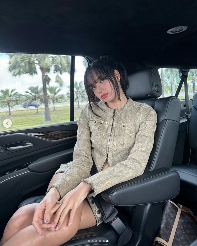 Dalam kesempatan itu, Lisa BLACKPINK berbalut denim jacket dan denim skirt cokelat dari Acne Studios, masing-masing seharga Rp 19 jutaan dan Rp 11 jutaan. Stylist Lisa BLACKPINK membuat model rambut bun dengan dua kepang kecil. Foto: dok. Instagram @lalalalisa_m