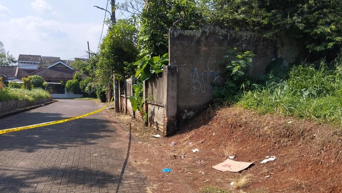 Lokasi penemuan mayat pria terbungkus sarung di Tangsel (Fawdi-detikcom)