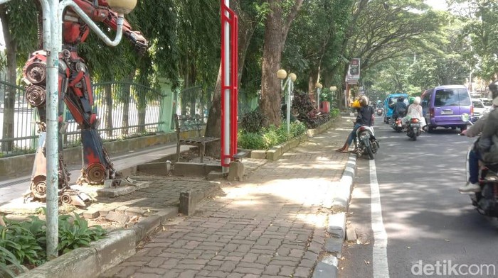 Lokasi penganiayaan terjadi di pinggir Jalan Urip Sumoharjo, Kecamatan Blimbing, Kota Malang.