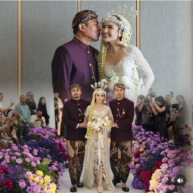 Penyanyi dengan nama lengkap Ni Luh Ketut Mahalini Ayu Raharja ini tetap terlihat kompak dengan sang kakak yakni I Gede Dion Raharja dan I Made Jody Raharja saat momen lamaran hingga hari akad pernikahan. Foto: Dok. AXIOO via Instagram Mahalini