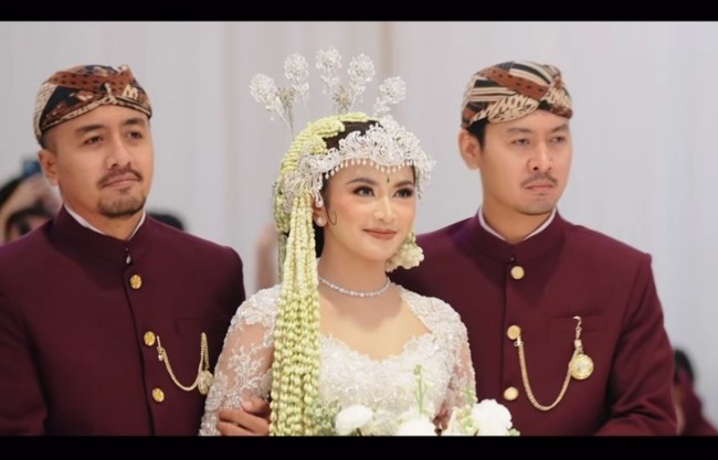Saat prosesi akad nikah dengan adat Sunda, Mahalini berjalan menuju pelaminan didampingi oleh kedua kakaknya. Foto: Dok. AXIOO via Instagram Mahalini