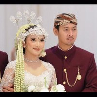 Saat prosesi akad nikah dengan adat Sunda, Mahalini berjalan menuju pelaminan didampingi oleh kedua kakaknya. Foto: Dok. AXIOO via Instagram Mahalini