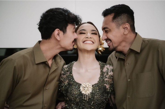 Ini momen kebersamaan Mahalini bareng sang kakak saat dilamar Rizky Febian. Meskipun sang adik memutuskan pindah agama, baik Dion dan Jody selalu memberikan dukungan penuh cinta kepada Mahalini. Foto: Dok. AXIOO via Instagram Mahalini