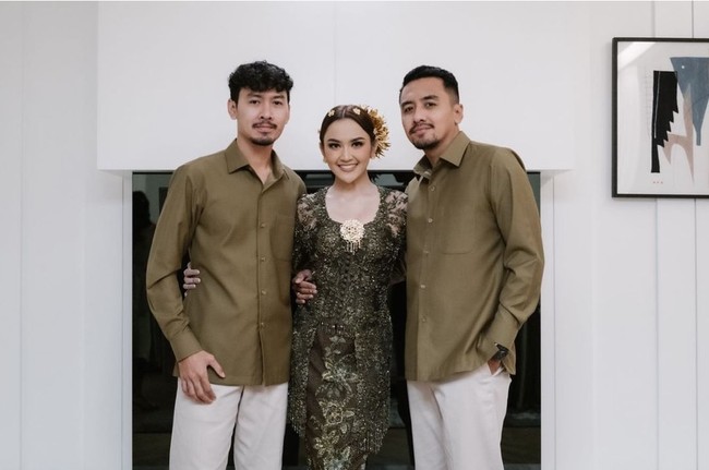 Banyak netizen takjub dengan keluarga Mahalini yang tetap memberikan dukungan, meski Mahalini telah pindah agama menjadi Islam mengikuti kepercayaan Rizky Febian. Foto: Dok. AXIOO via Instagram Mahalini