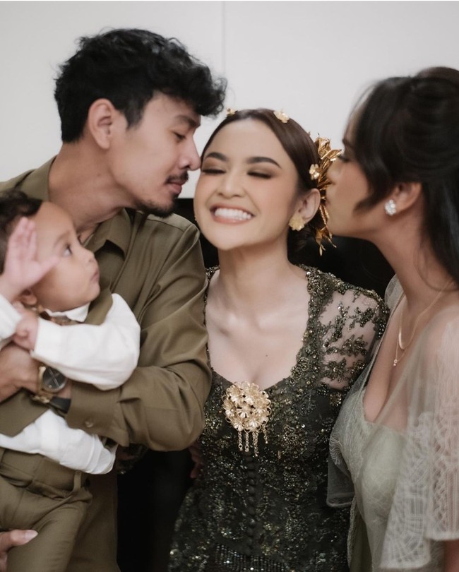 Tak hanya itu, Mahalini juga akrab dengan kakak iparnya. Seperti pada postingan ini di mana sang kakak ipar turut berdoa agar Mahalini selalu bahagia. Foto: Dok. AXIOO via Instagram Mahalini