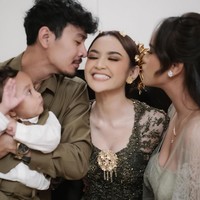 Tak hanya itu, Mahalini juga akrab dengan kakak iparnya. Seperti pada postingan ini di mana sang kakak ipar turut berdoa agar Mahalini selalu bahagia. Foto: Dok. AXIOO via Instagram Mahalini