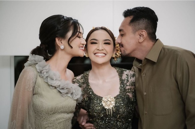 Mahalini memang terlihat sangat dekat dengan keluarganya. Tak sedikit momen bersama dibagikan yang penuh tawa dan kehangatan. Foto: Dok. AXIOO via Instagram Mahalini