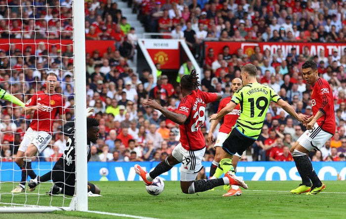 Soccer Football - Premier League - Manchester United v Arsenal - Old Trafford, Manchester, Britain - May 12, 2024 Arsenals Leandro Trossard scores their first goal REUTERS/Carl Recine EDITORIAL USE ONLY. NO USE WITH UNAUTHORIZED AUDIO, VIDEO, DATA, FIXTURE LISTS, CLUB/LEAGUE LOGOS OR LIVE SERVICES. ONLINE IN-MATCH USE LIMITED TO 120 IMAGES, NO VIDEO EMULATION. NO USE IN BETTING, GAMES OR SINGLE CLUB/LEAGUE/PLAYER PUBLICATIONS. PLEASE CONTACT YOUR ACCOUNT REPRESENTATIVE FOR FURTHER DETAILS..