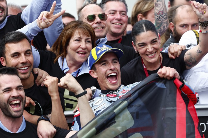 MotoGP - French Grand Prix - Bugatti Circuit, Le Mans, France - May 12, 2024 Gresini Racing MotoGPs Marc Marquez celebrates with his team after finishing second place on the MotoGP race REUTERS/Gonzalo Fuentes