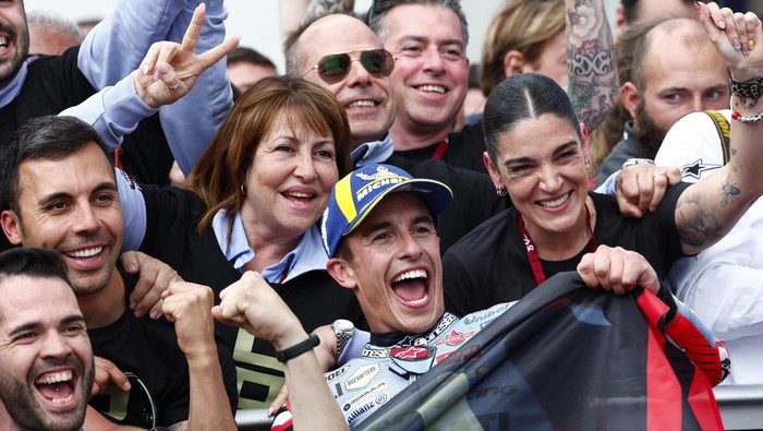 MotoGP - French Grand Prix - Bugatti Circuit, Le Mans, France - May 12, 2024 Gresini Racing MotoGPs Marc Marquez celebrates with his team after finishing second place on the MotoGP race REUTERS/Gonzalo Fuentes