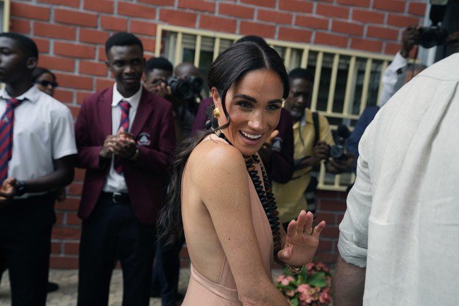 Penampilan Meghan Markle selama di Nigeria yang kerap mengekspos tubuhnya ini viral jadi kontroversi. Gaun rancangan Heidi Merrick yang dikenakannya dianggap netizen merupakan cara Meghan untuk melakukan penghinaan pada Kerajaan Inggris. Sebab gaun tersebut bernama Windsor, sama dengan nama salah satu istana di Inggris. Foto: AP Photo/Sunday Alamba
