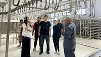 Apalagi, Alvin yang merupakan kuasa hukum Panji Gumilang dalam perkara gugatan praperadilan penetapan tersangka tindak pidana pencucian uang (TPPU) oleh Bareskrim Polri, mengaku disambut baik saat berkunjung ke pesantren oleh para santri. Padahal dirinya beragama Kristen.