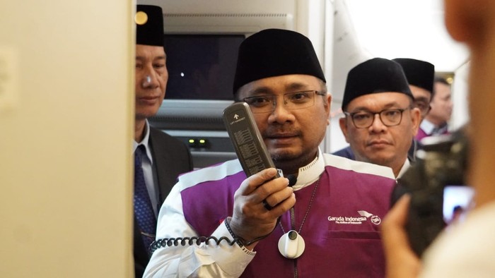 Menag Yaqut Cholil Qoumas melepas keberangkatan jemaah haji kloter pertama, Minggu (12/5/2024).