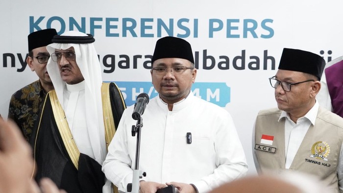 Menag Yaqut Cholil Qoumas lepas keberangkatan jemaah haji kloter 1, Minggu (12/5/2024) dini hari.