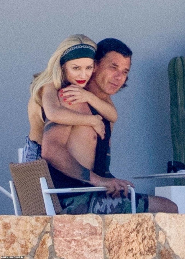 Penampilan Xhoana menjadi sorotan karena mirip dengan mantan istri Gavin Rossdale, Gwen Stefani. Dalam sebuah foto-foto liburan mereka tampak penampilan Xhoana yang tidak jauh berbeda dengan Gwen Stefani di era ‘No Doubt.’ Foto: BackGrid/DailyMail