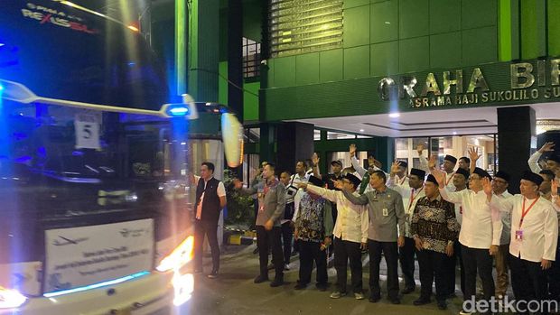 Pelepasan kloter pertama jemaah haji asal Embarkasi Surabaya.