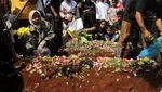 Tangis dan Doa di Pusara Terakhir Korban Kecelakaan Bus Maut Subang