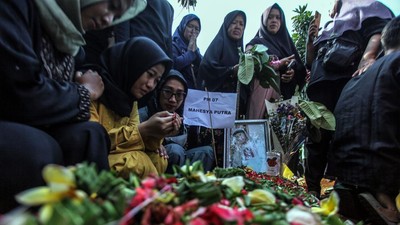 Tangis dan Doa di Pusara Terakhir Korban Kecelakaan Bus Maut Subang