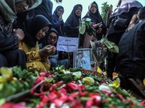 Tangis dan Doa di Pusara Terakhir Korban Kecelakaan Bus Maut Subang