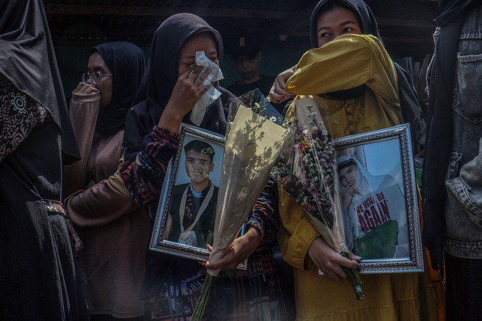 Sejumlah keluarga dan kerabat berdoa di depan makam korban kecelakaan bus rombongan SMK Lingga Kencana Depok, di TPU Parung Bingung, Depok, Jawa Barat, Minggu (12/5/2024). Sebanyak 11 orang yakni 10 siswa SMK Lingga Kencana Depok dan satu pengendara sepeda motor meninggal dunia akibat kecelakaan bus pariwisata di Ciater, Subang, Jawa Barat pada Sabtu malam (11/5/2024). ANTARA FOTO/Yulius Satria Wijaya/rwa.