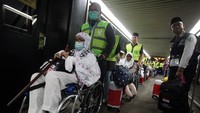 Jamaah calon haji bersiap memasuki pesawat di Terminal 2F Bandara Soekarno Hatta.