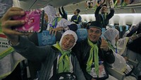 Sebanyak 393 jamaah calon haji kelompok terbang (kloter) pertama asal Jakarta mulai diberangkatkan ke Madinah, Arab Saudi.