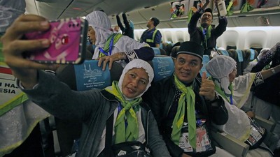 Momen Pelepasan Keberangkatan Kloter Pertama Jemaah Haji Indonesia