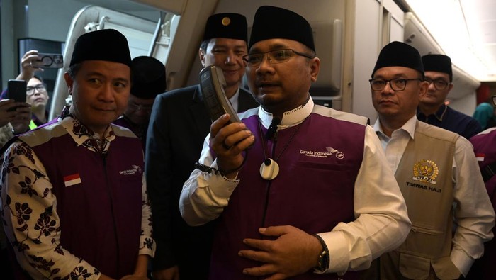 Pemberangkatan kloter pertama jamaah calon haji Indonesia Jamaah calon haji berswafoto saat berada di dalam pesawat di Terminal 2F Bandara Soekarno Hatta, Tangerang, Banten, Minggu (12/5/2024). Sebanyak 393 jamaah calon haji kelompok terbang (kloter) pertama asal Jakarta mulai diberangkatkan ke Madinah, Arab Saudi. ANTARA FOTO/Muhammad Iqbal/aww.