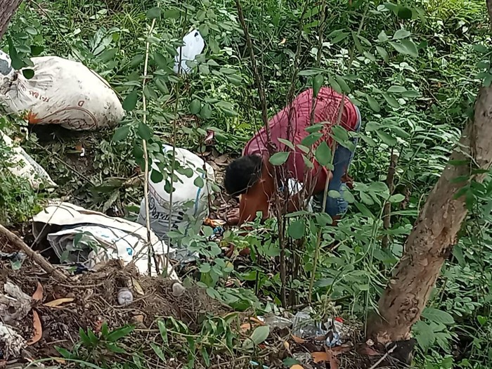 Pembuang sampah sembarangan di ruas jalan Imogiri-Panggang, Pedukuhan Nawungan I, Selopamioro, Imogiri, Kabupaten Bantul, DIY membersihkan sisa sampahnya di lokasi, Minggu (12/5/2024).