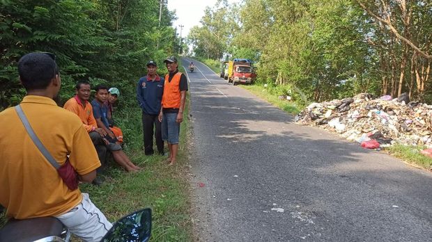 Pengangkutan sampah yang sempat menumpuk di salah satu ruas jalan Imogiri-Panggang, Pedukuhan Nawungan I, Selopamioro, Imogiri, Bantul sejak Selasa (7/5/2024).