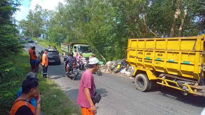 Pengangkutan sampah yang sempat menumpuk di salah satu ruas jalan Imogiri-Panggang, Pedukuhan Nawungan I, Selopamioro, Imogiri, Bantul sejak Selasa (7/5/2024).
