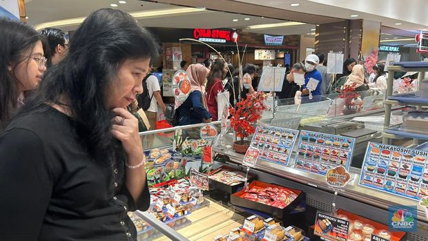 Pengunjung memadati area Oishiwa di Transmart, Central Park pada Minggu siang (12/5/2024). (CNBC Indonesia/Elga))